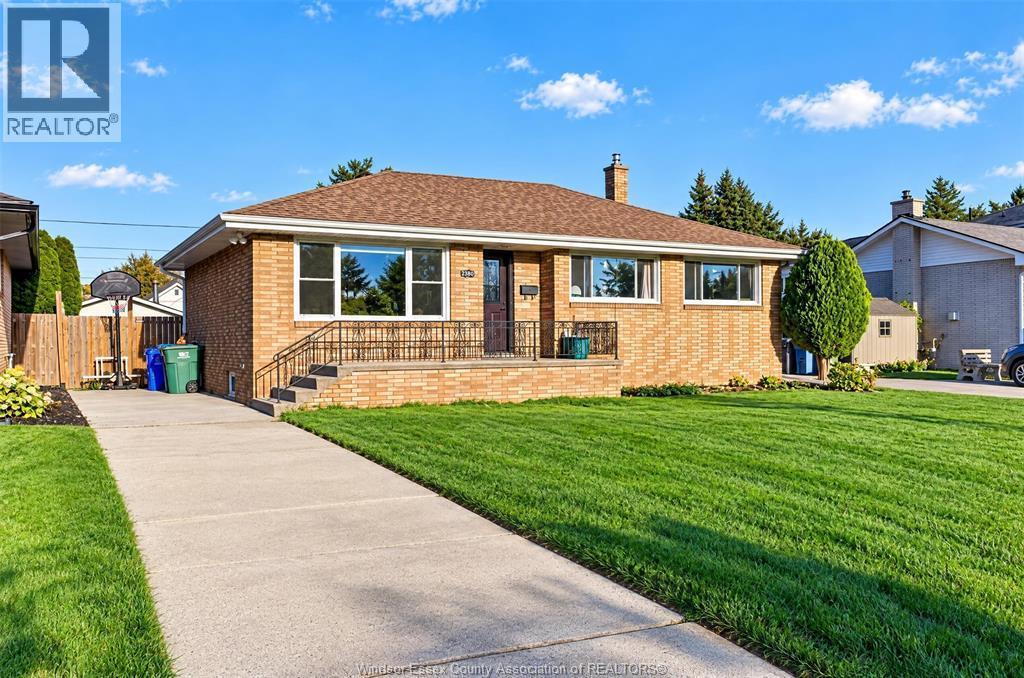 4-bedroom Single Family at 2346 Leonard, Windsor — primary photograph