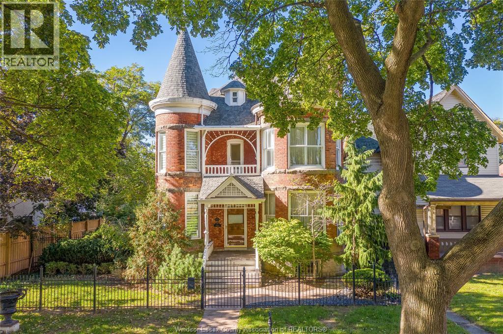 4-bedroom Single Family at 719 Victoria, Windsor — primary photograph
