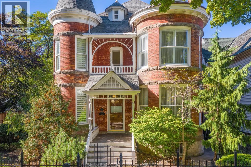 4-bedroom Single Family at 719 Victoria, Windsor — photograph 2