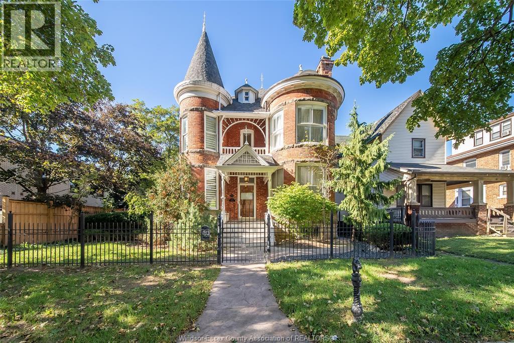 4-bedroom Single Family at 719 Victoria, Windsor — photograph 3