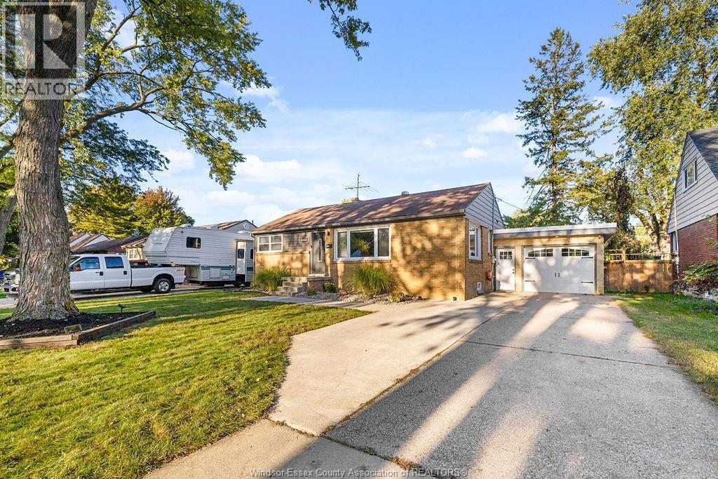 3-bedroom Single Family at 3060 Dandurand Avenue, Windsor — photograph 2