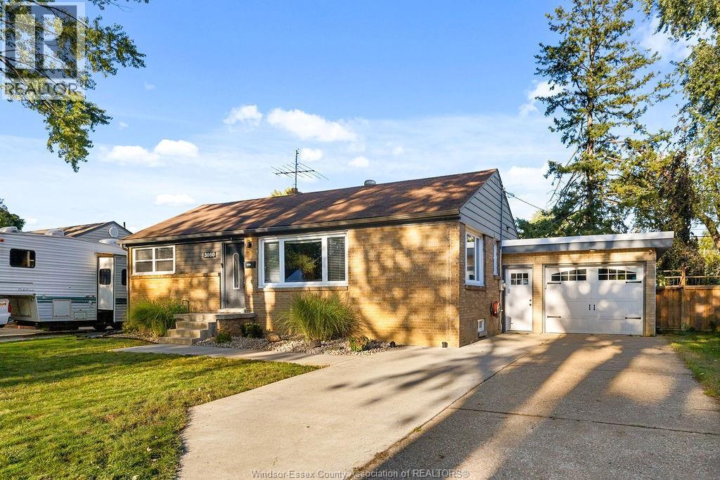 3-bedroom Single Family at 3060 Dandurand Avenue, Windsor — photograph 3