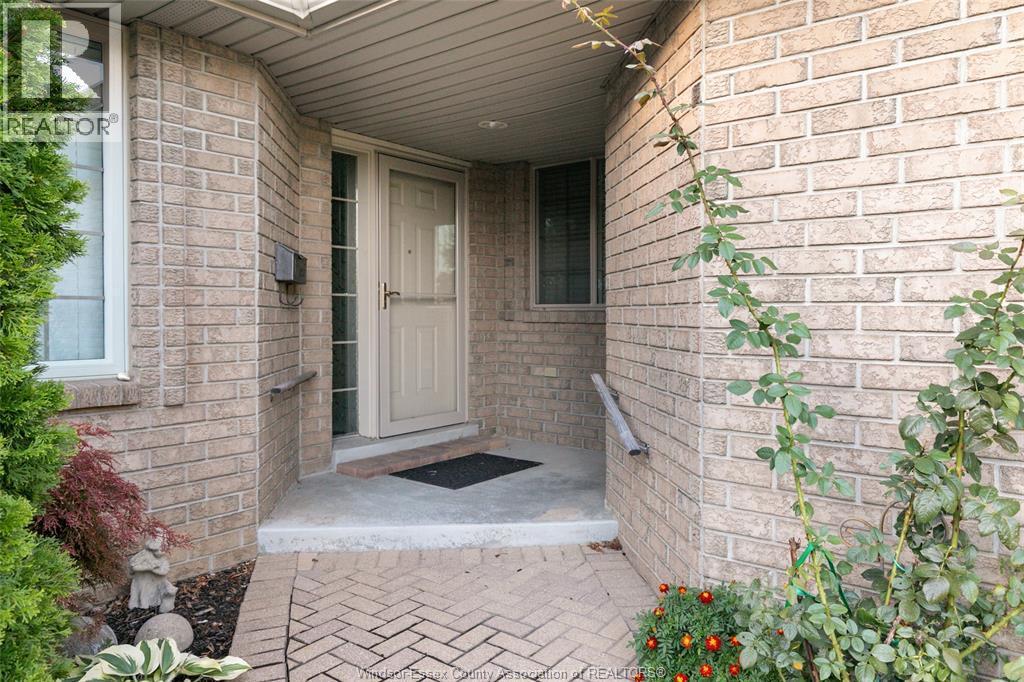 2-bedroom Single Family at 1487 Imperial Crescent, Windsor — photograph 3