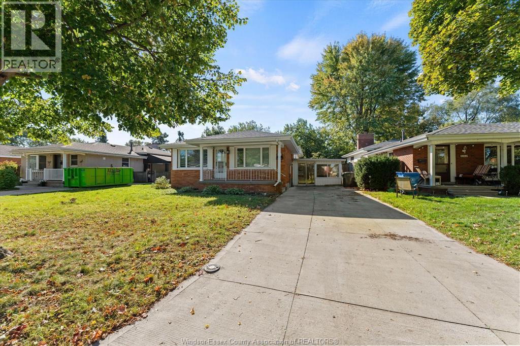 4-bedroom Single Family at 10205 Pulbrook, Windsor — photograph 3