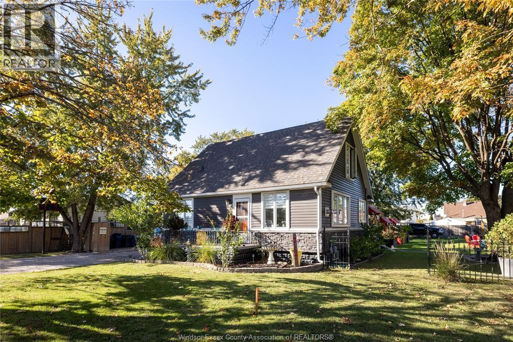 4-bedroom Single Family at 558 Edinborough Street, Windsor — photograph 3