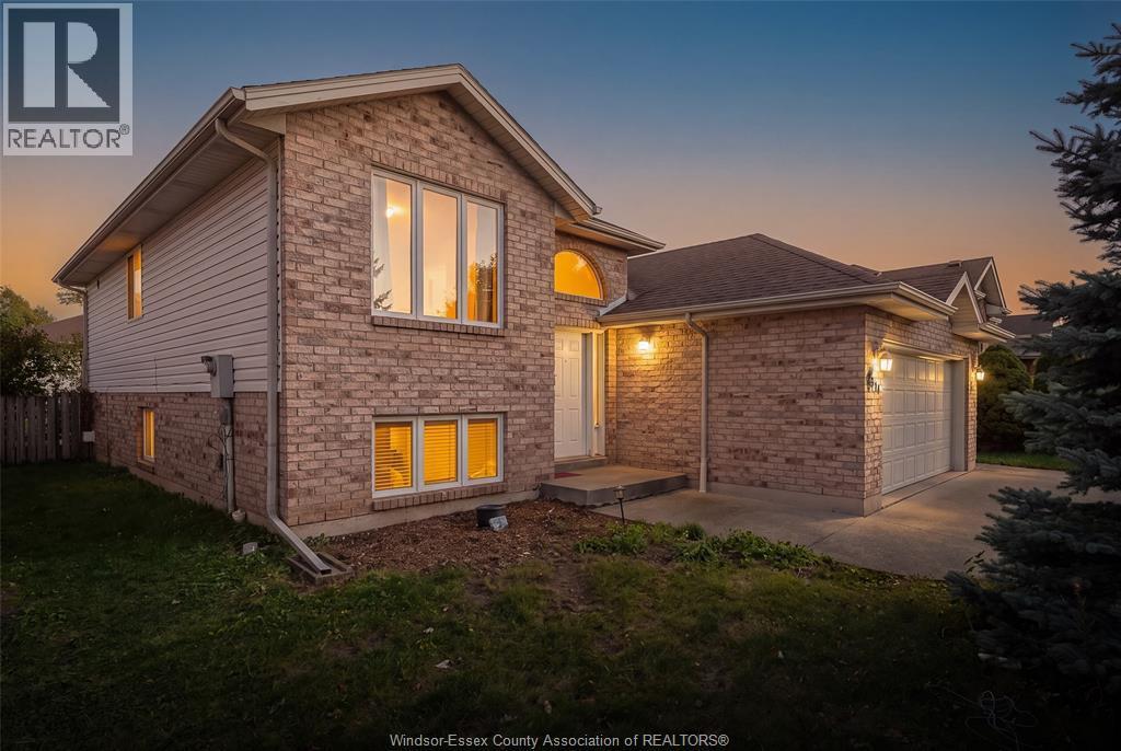 5-bedroom Single Family at 2314 St Clair Avenue, Windsor — primary photograph