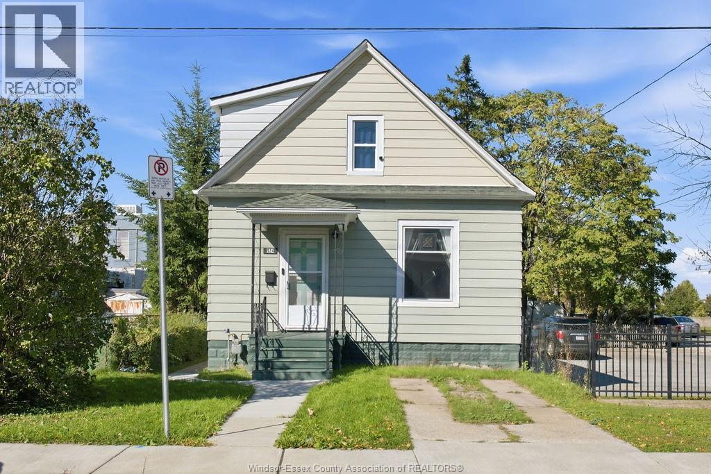 3-bedroom Single Family at 924 Chatham St E, Windsor — photograph 3