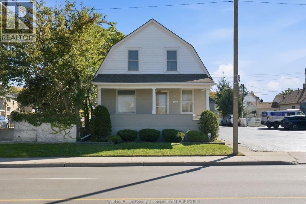3-bedroom Single Family at 939 Riverside Dr E, Windsor — photograph 3