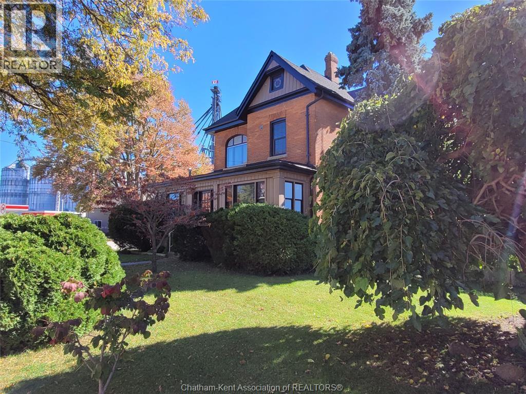4-bedroom Single Family at 61 London Road, Thamesville — photograph 2