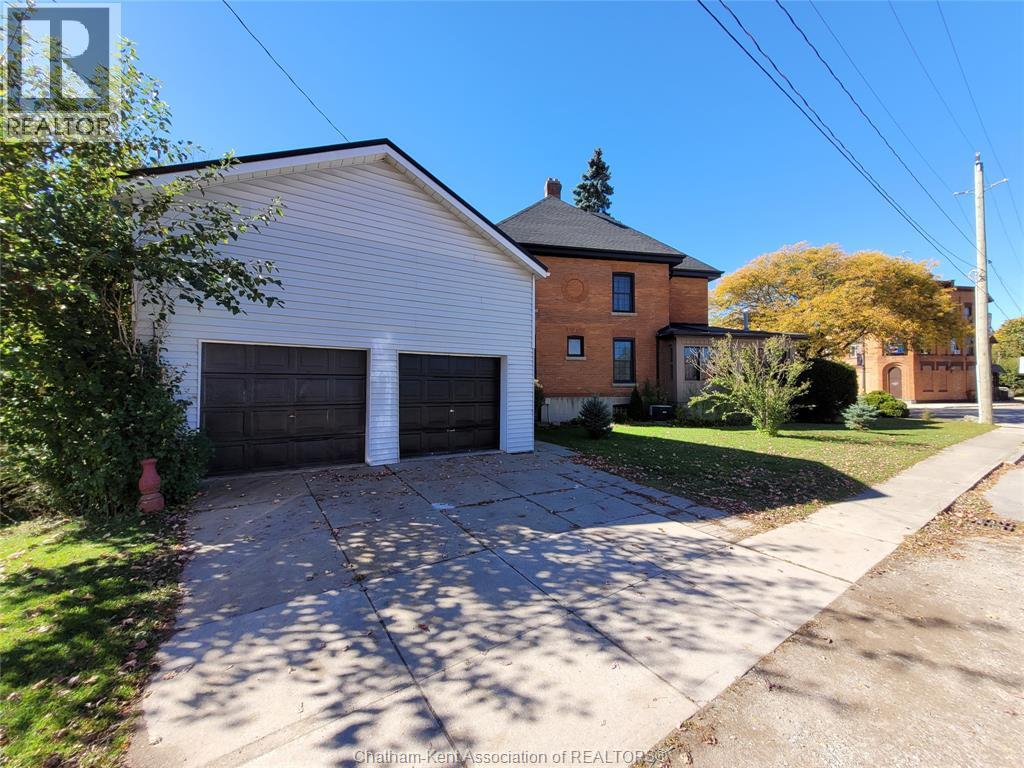 4-bedroom Single Family at 61 London Road, Thamesville — photograph 3