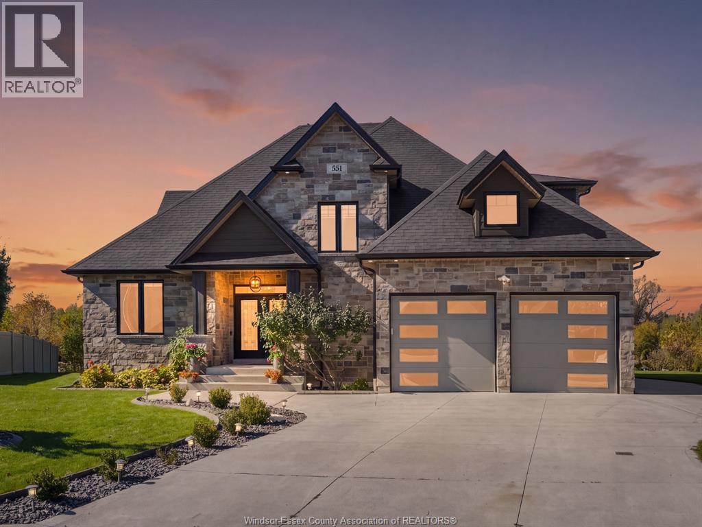 7-bedroom Single Family at 551 Chateau Avenue, Windsor — primary photograph