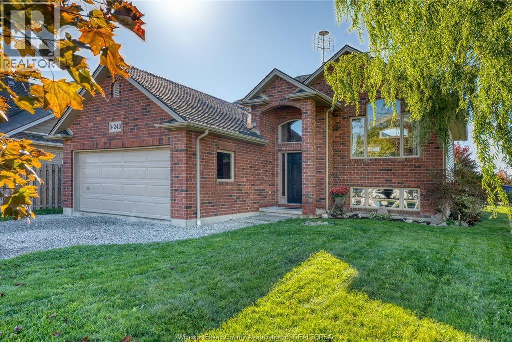 4-bedroom Single Family at 240 St Peter Street, Belle River — photograph 3