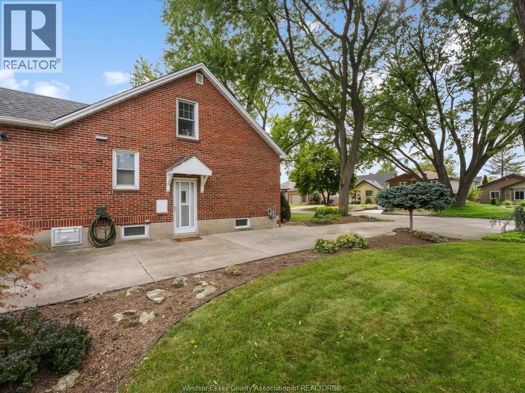 3-bedroom Single Family at 2566 Tourangeau Road, Windsor — photograph 3