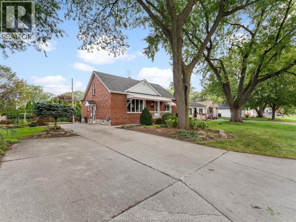 3-bedroom Single Family at 2566 Tourangeau Road, Windsor — photograph 2