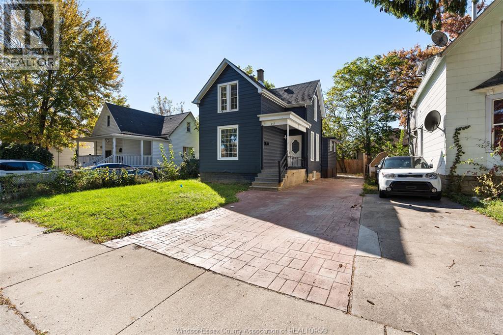 4-bedroom Single Family at 811 Langlois Avenue, Windsor — photograph 2
