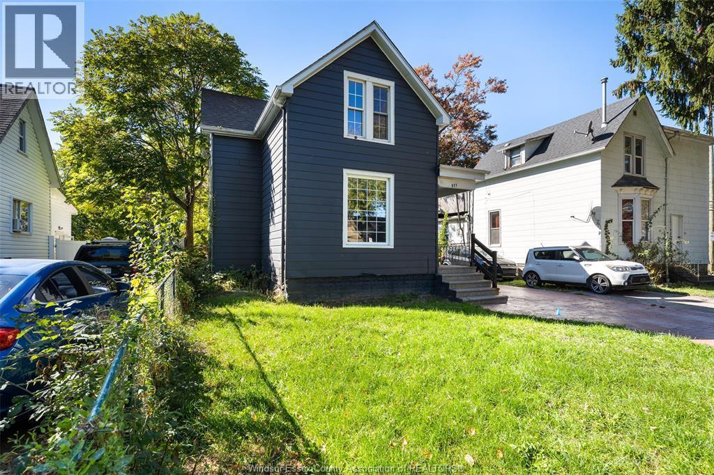 4-bedroom Single Family at 811 Langlois Avenue, Windsor — photograph 3
