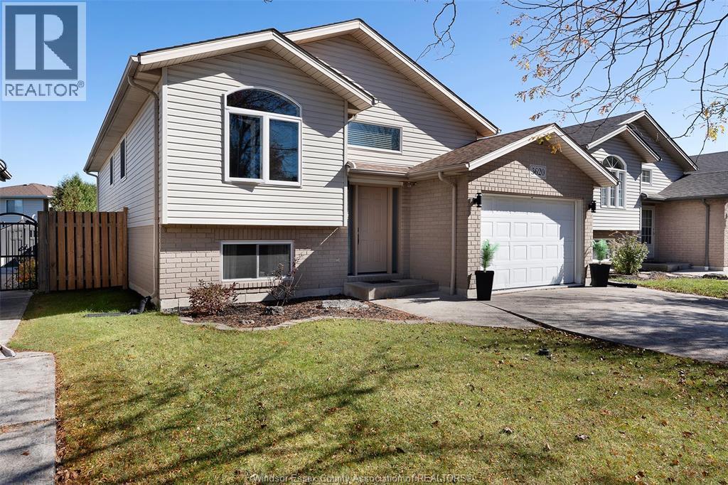 5-bedroom Single Family at 3620 Shinglecreek Court, Windsor — photograph 2
