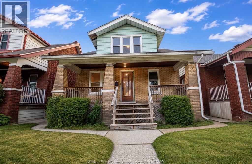 7-bedroom Single Family at 521 Rankin, Windsor — primary photograph