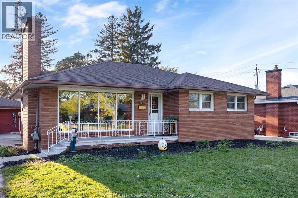 3-bedroom Single Family at 2417 Dandurand, Windsor — photograph 2