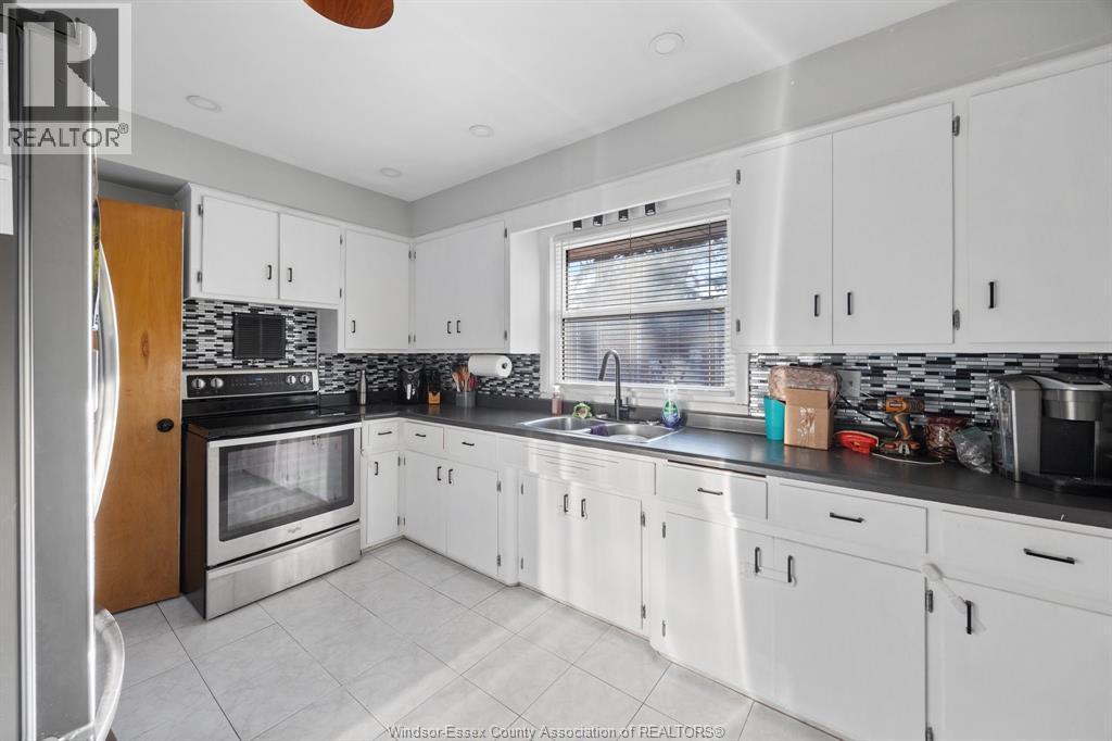 3-bedroom Single Family at 2417 Dandurand, Windsor — photograph 3