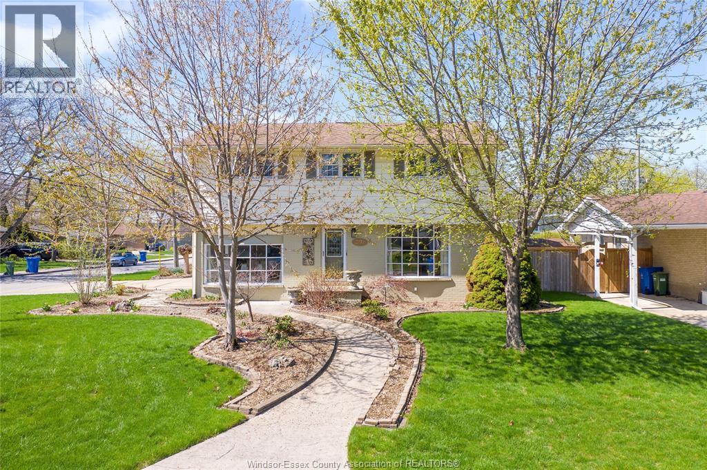 4-bedroom Single Family at 391 Betty Drive, Windsor — photograph 2
