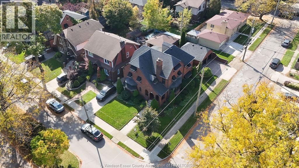 5-bedroom Single Family at 2203 Victoria Avenue, Windsor — photograph 2